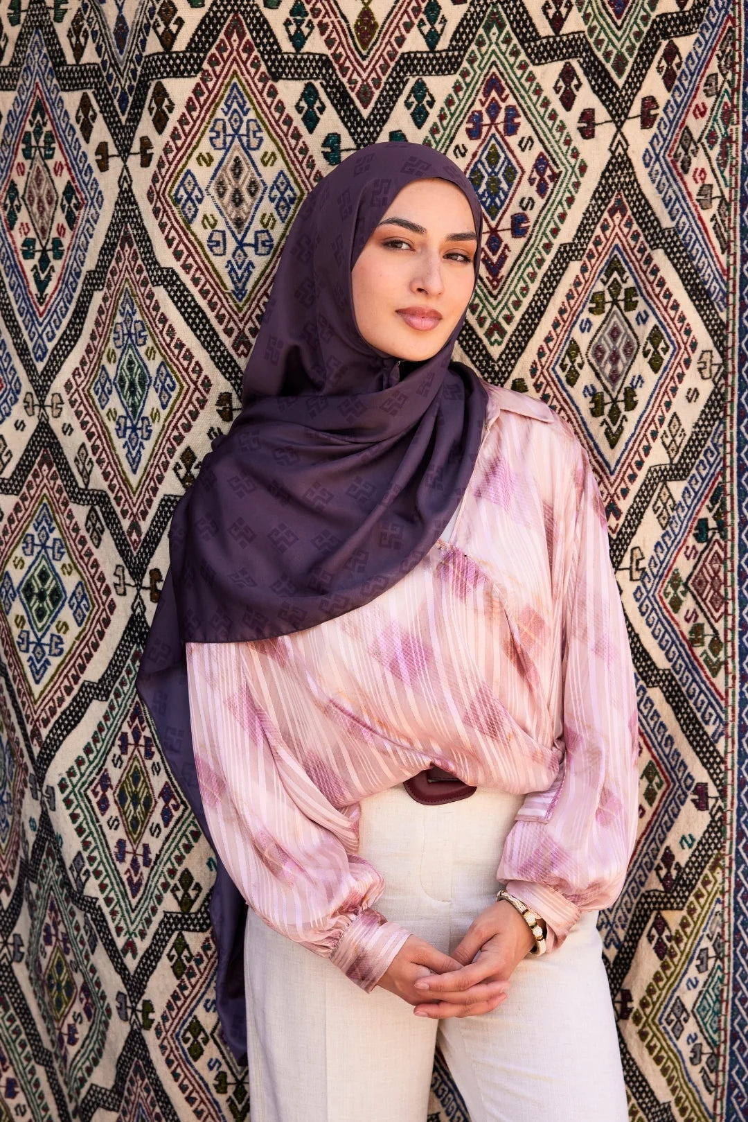 Elibelinde Desen Sakura İpek Şal