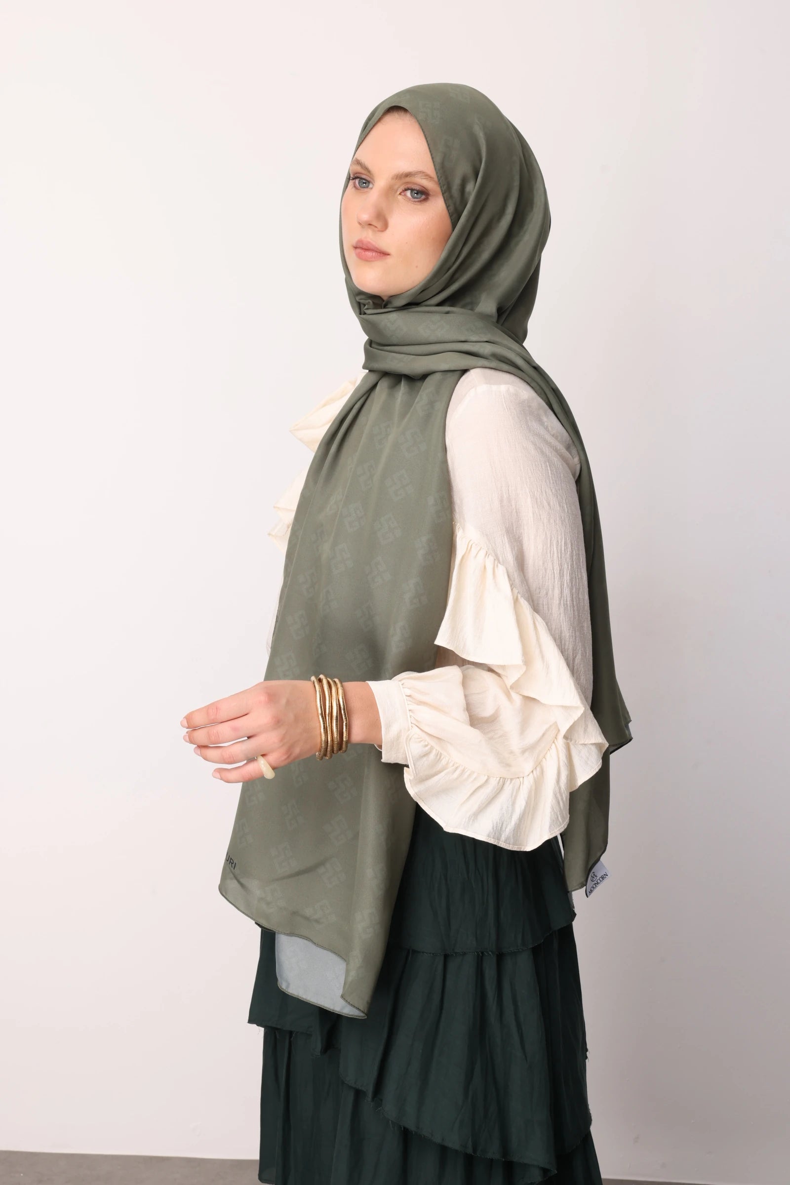 Elibelinde Desen Sakura İpek Şal