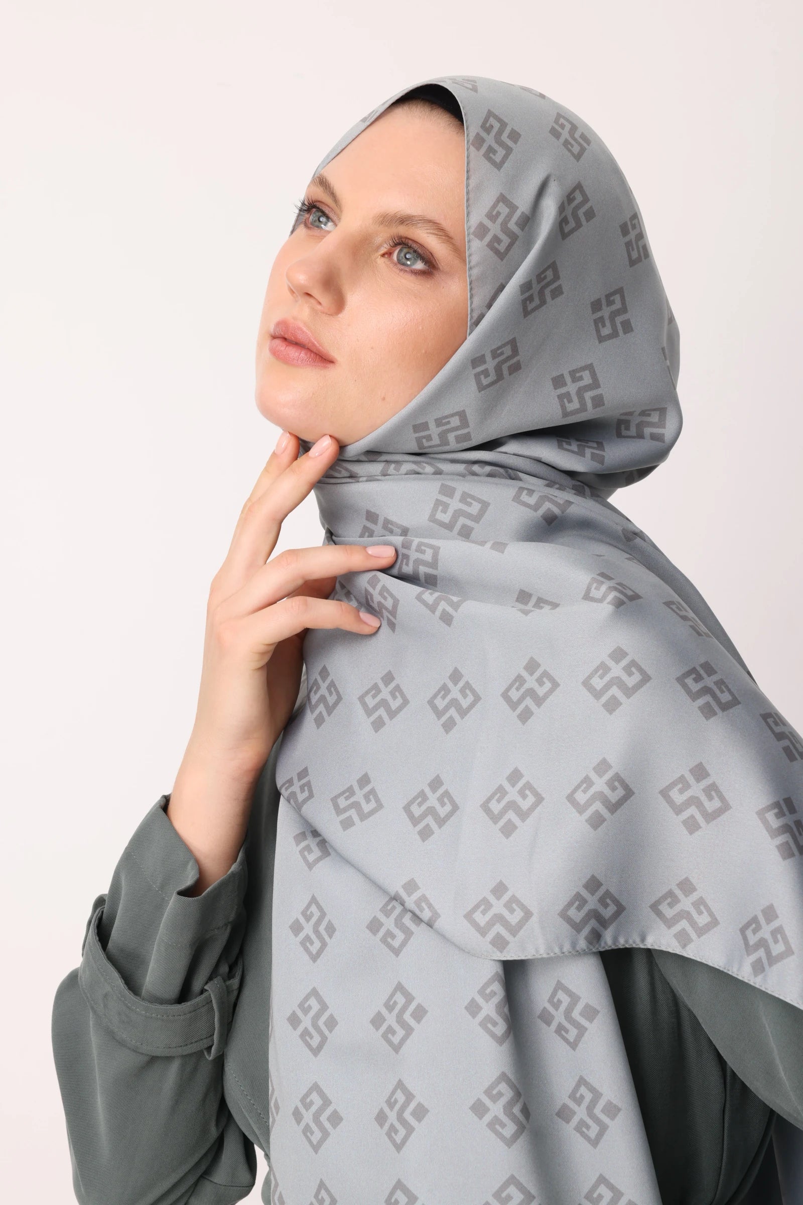 Elibelinde Desen Sakura İpek Şal