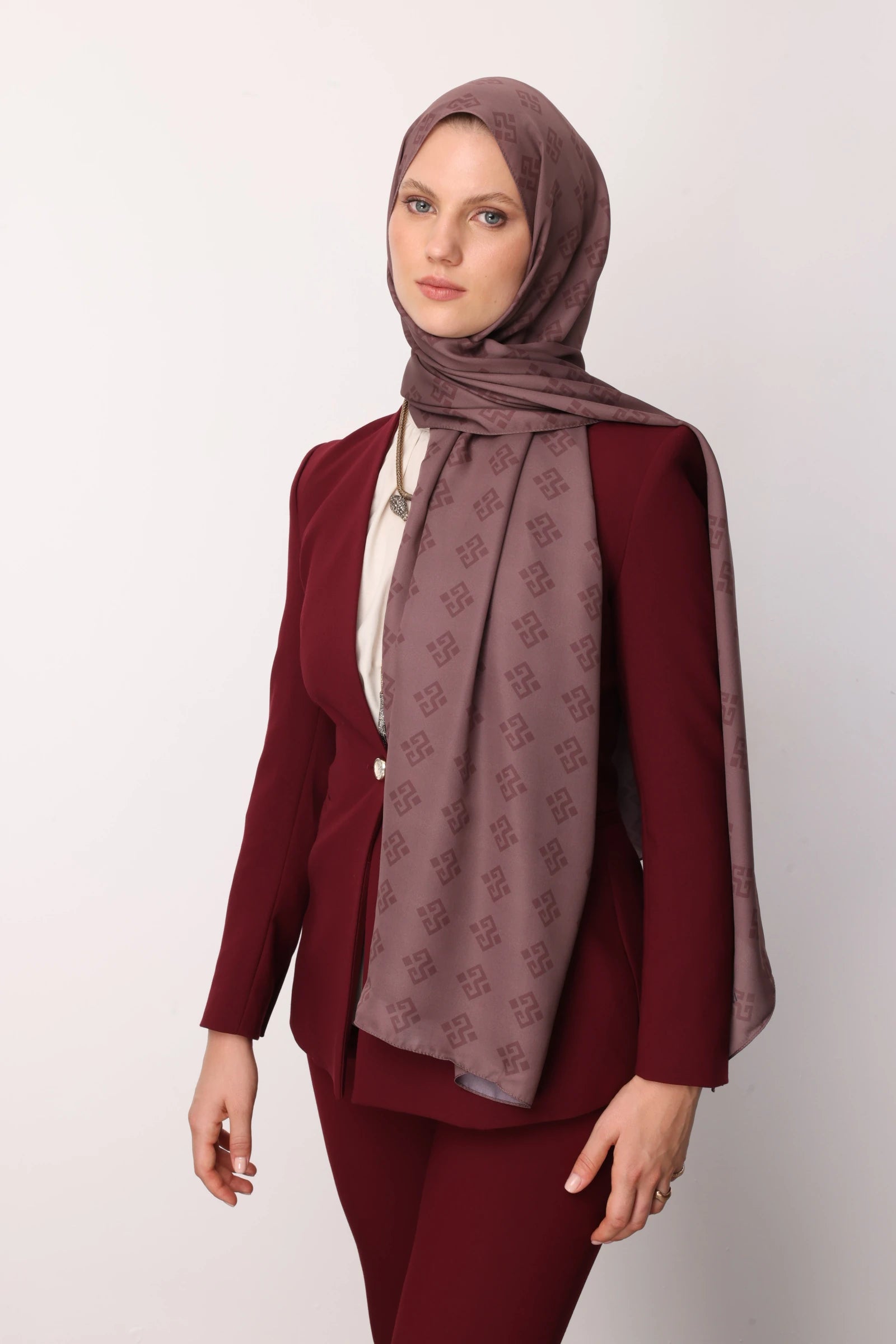 Elibelinde Desen Sakura İpek Şal