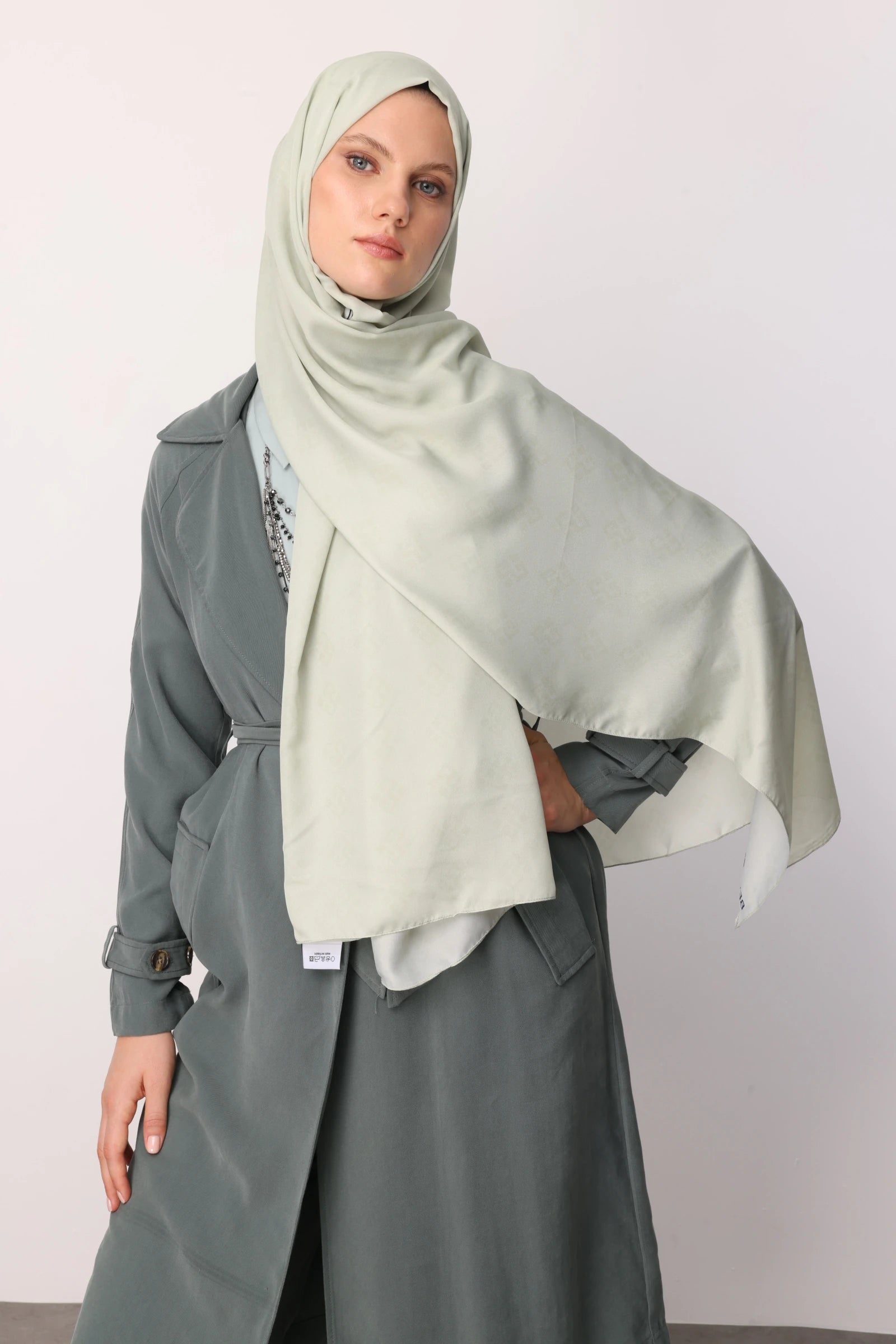 Elibelinde Desen Sakura İpek Şal