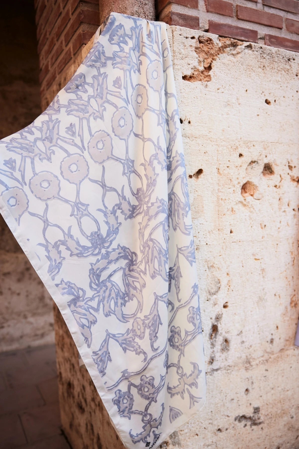 Yaren Desen Sakura İpek Şal