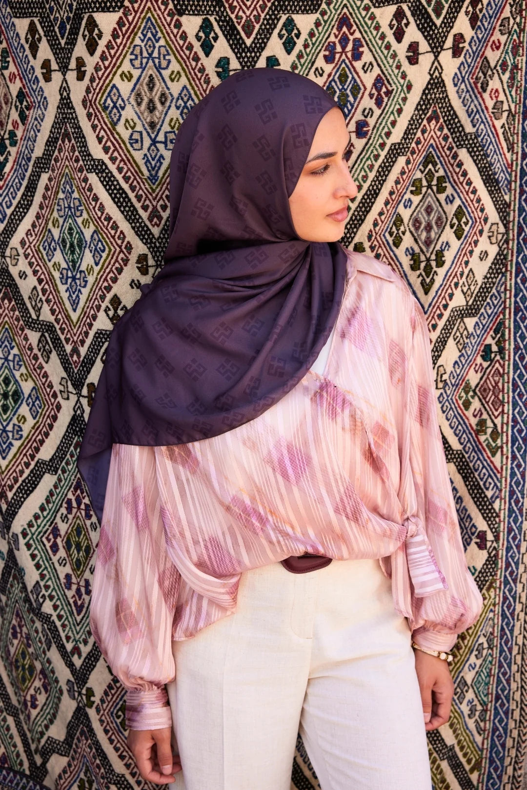 Elibelinde Desen Sakura İpek Şal