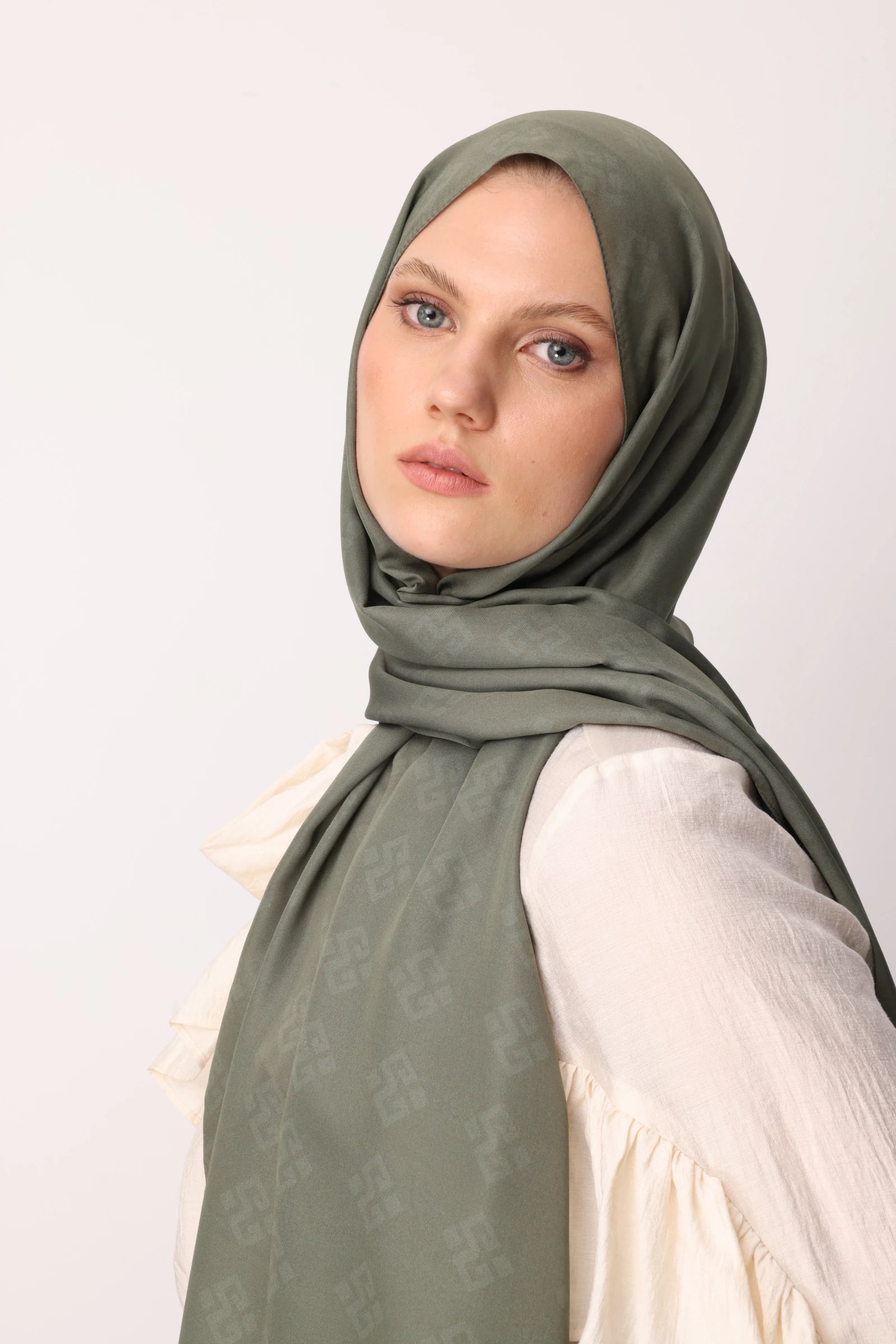 Elibelinde Desen Sakura İpek Şal