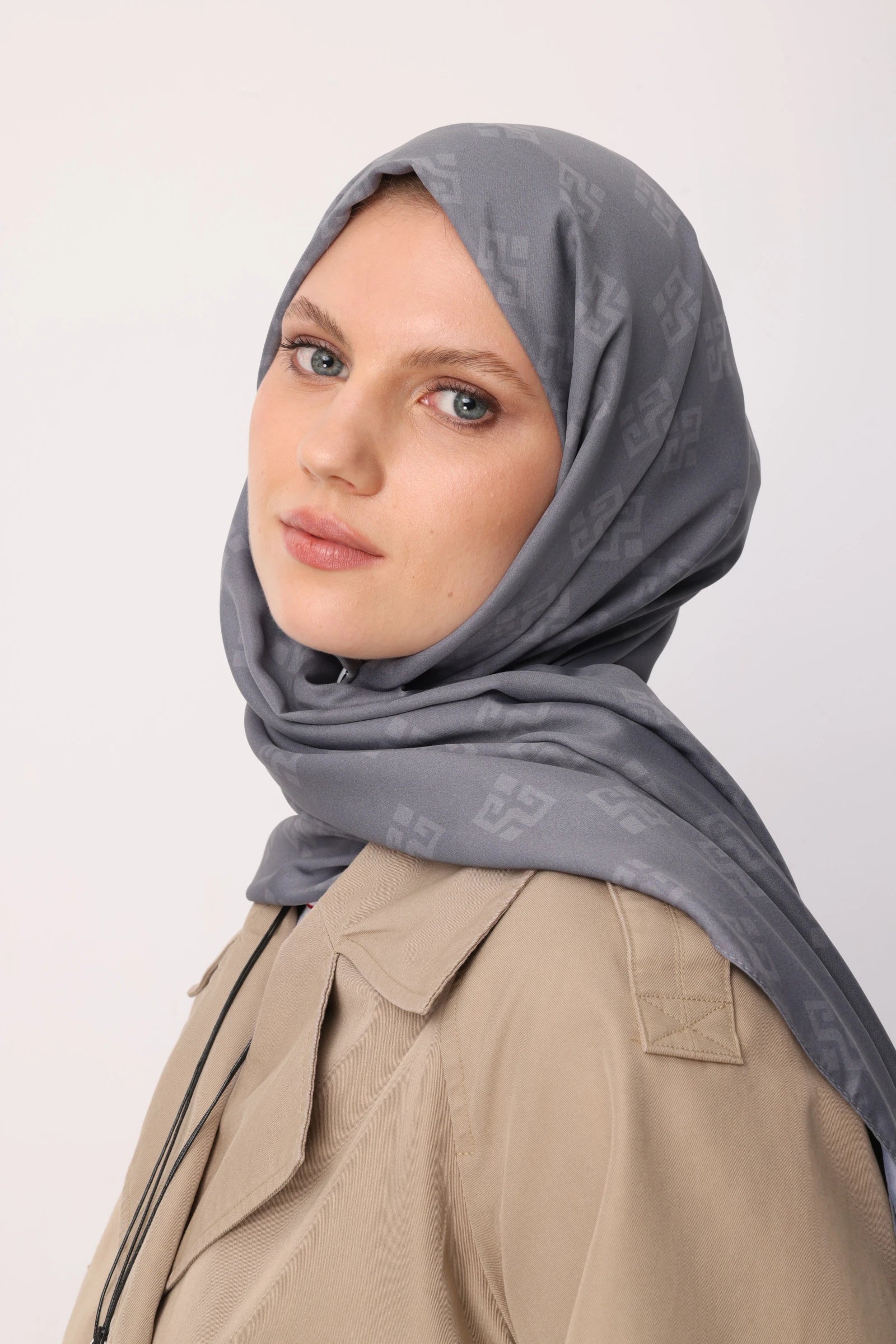 Elibelinde Desen Sakura İpek Şal