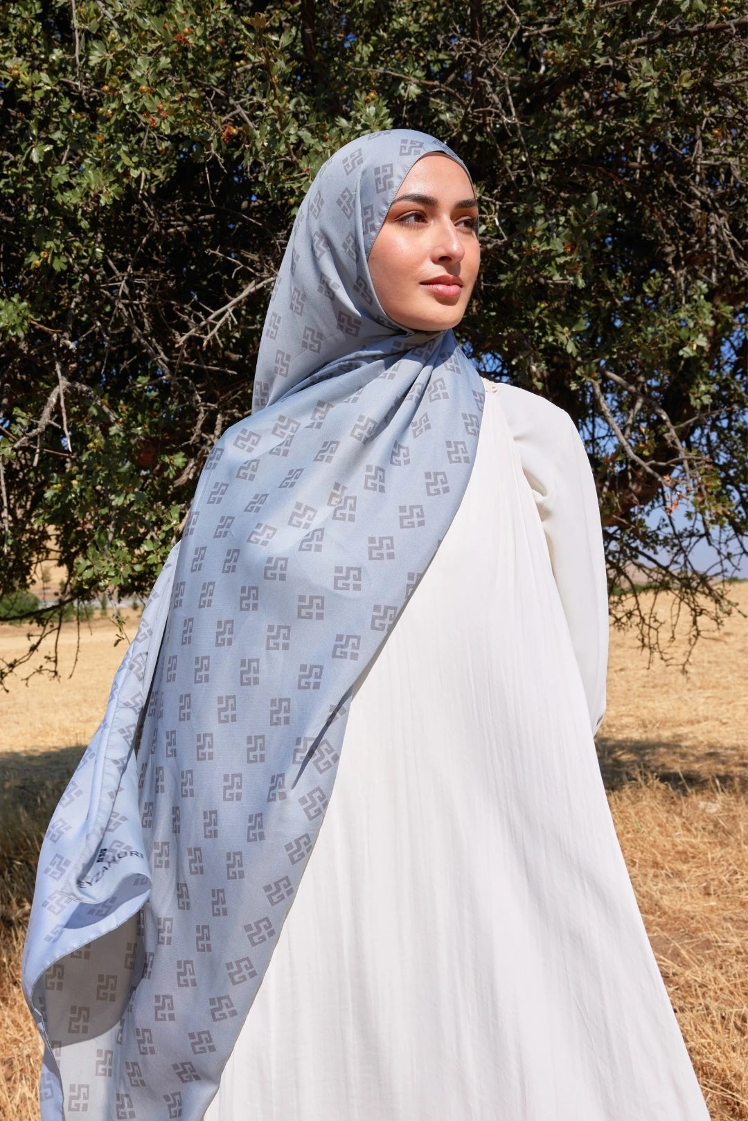 Elibelinde Desen Sakura İpek Şal