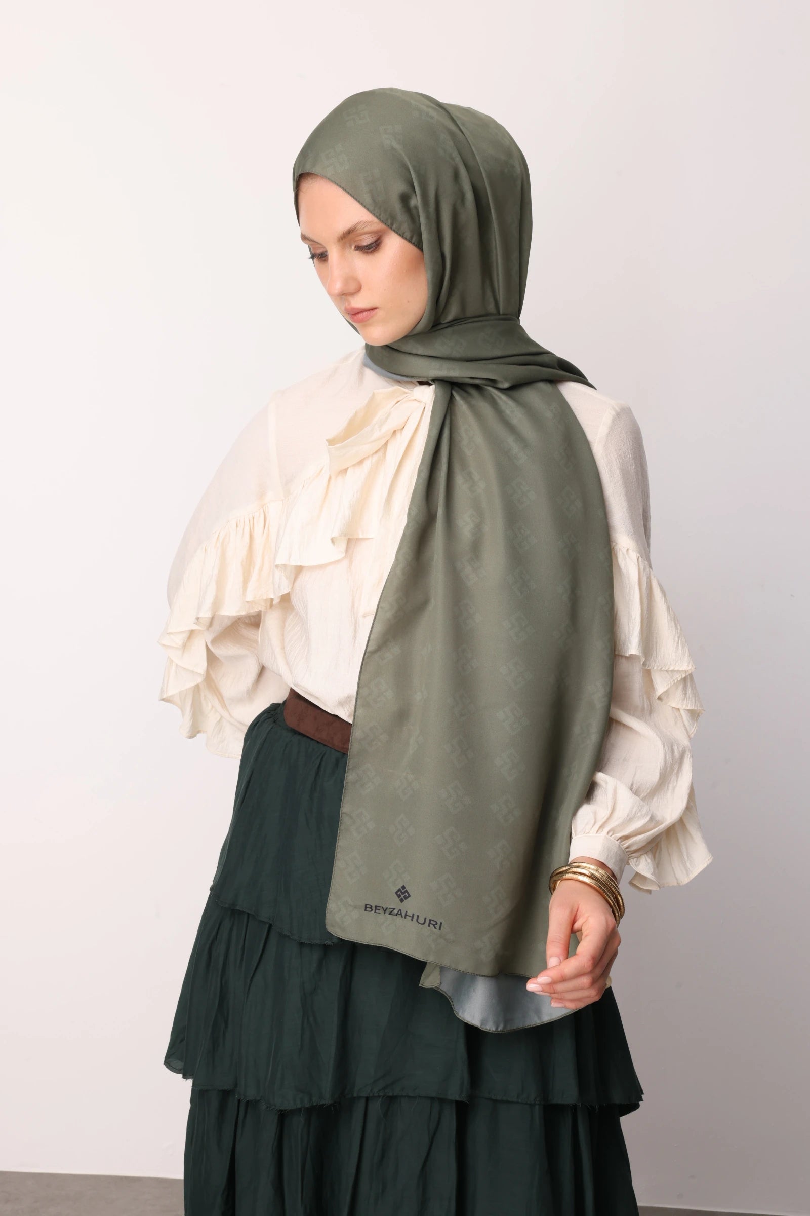 Elibelinde Desen Sakura İpek Şal