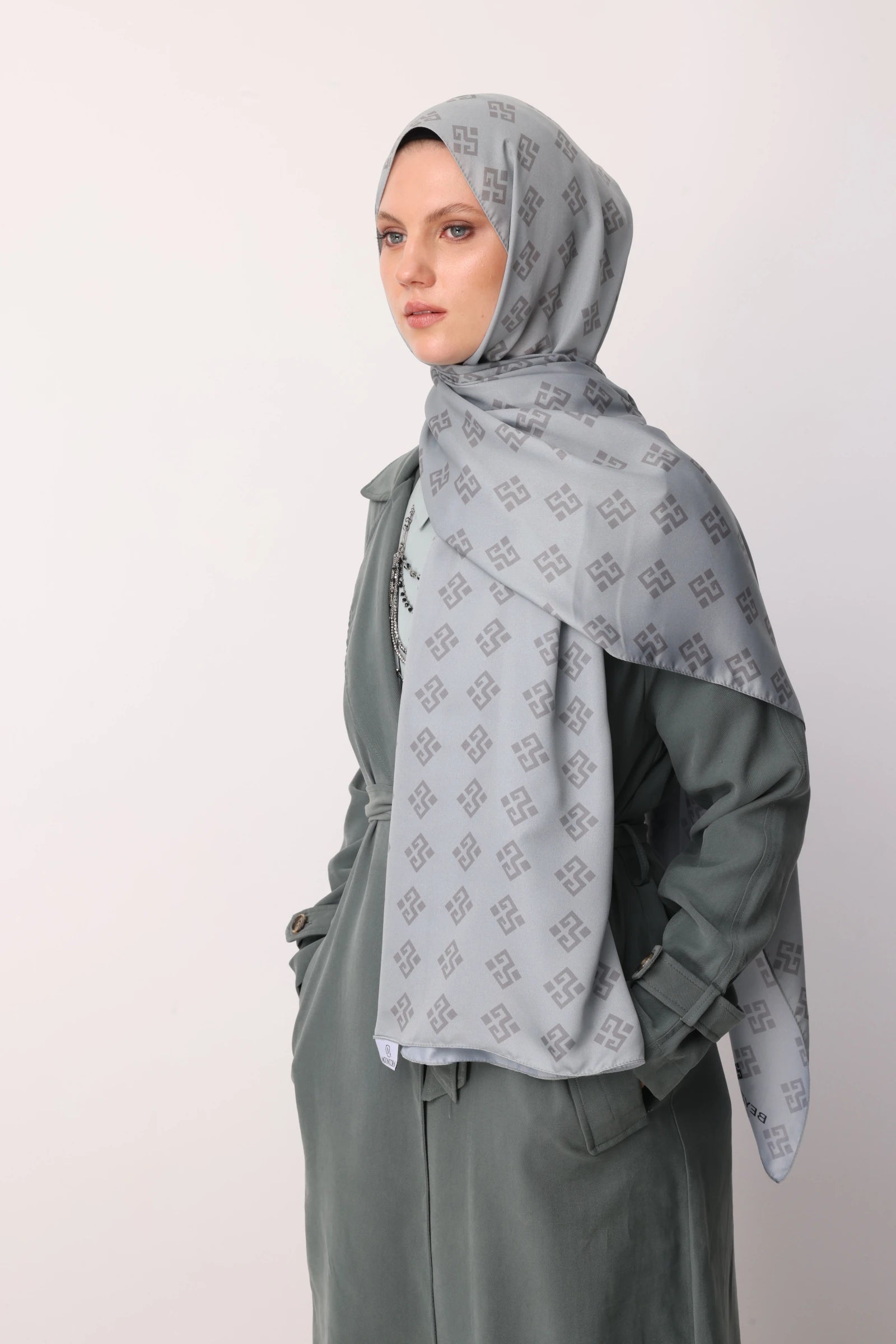 Elibelinde Desen Sakura İpek Şal