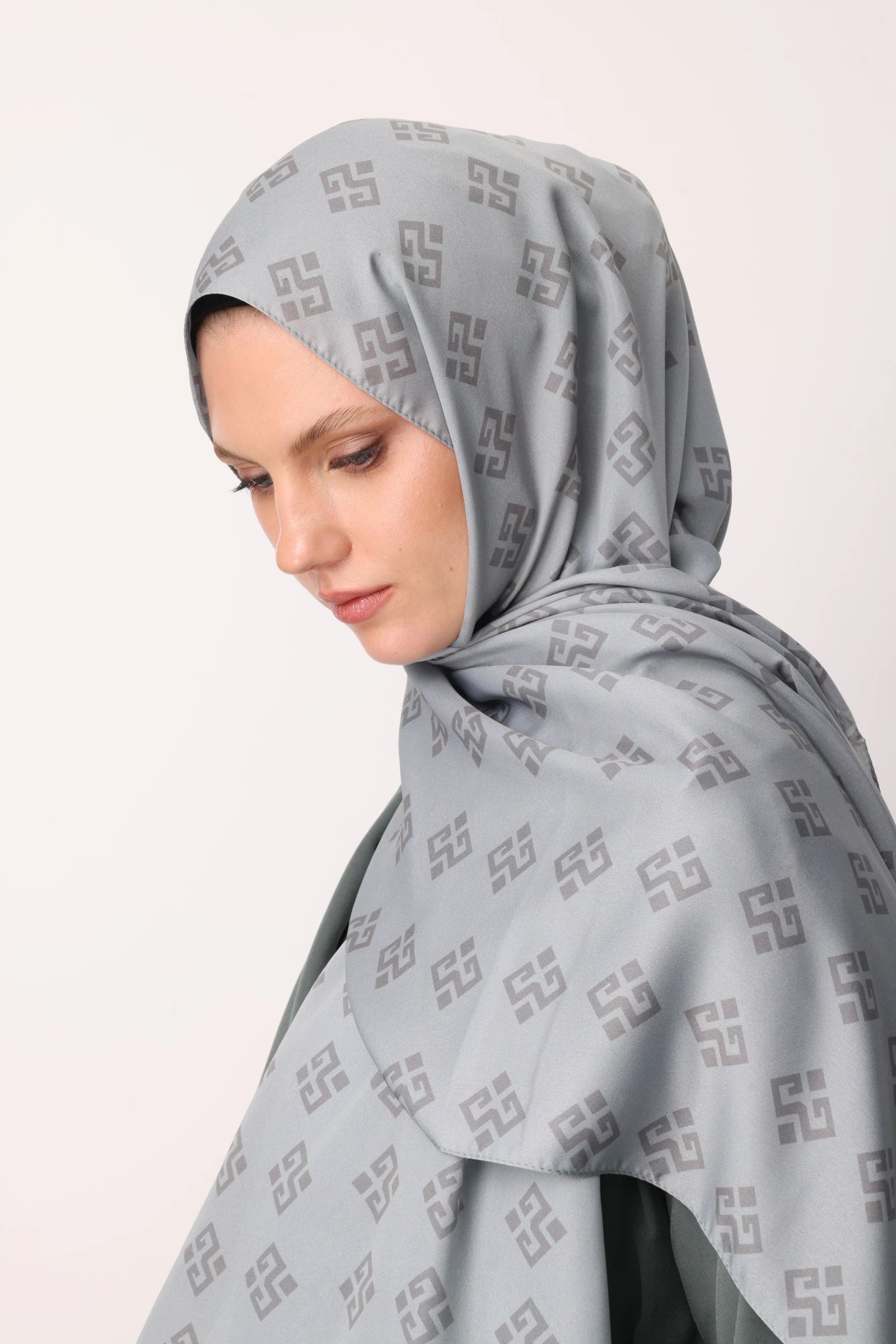 Elibelinde Desen Sakura İpek Şal